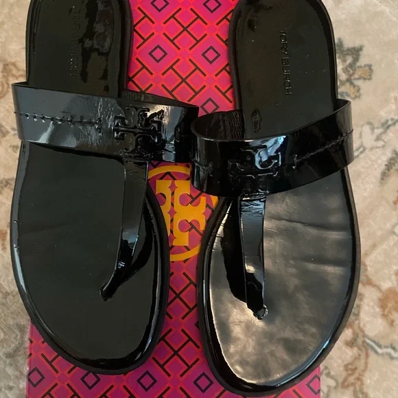 Like New Tory Burch Mini Everly Flat Sandal 
Patent Leather Black 
SIZE 6.5 - Picture 6 of 8